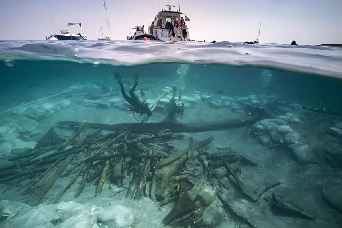 This image shows the excavation work that was carried out near the bow of the Ilovik-Paržine 1 shipwreck. The ship's cargo of amphoras and logs can be seen in the foreground