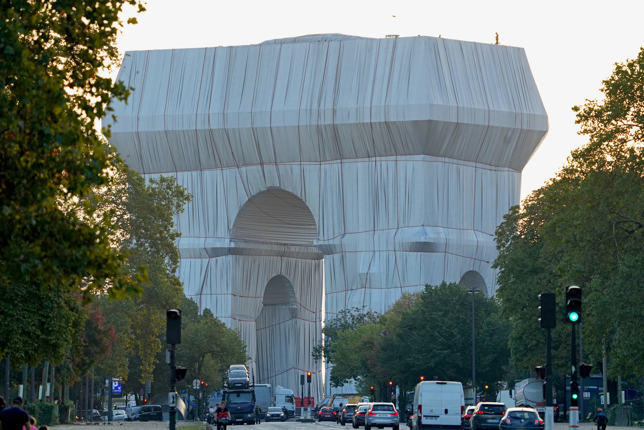 L’Arc de Triomphe, Wrapped cost a total of €14 million (roughly US$16.5 million), which was raised privately by the estate of Christo and Jeanne-Claude