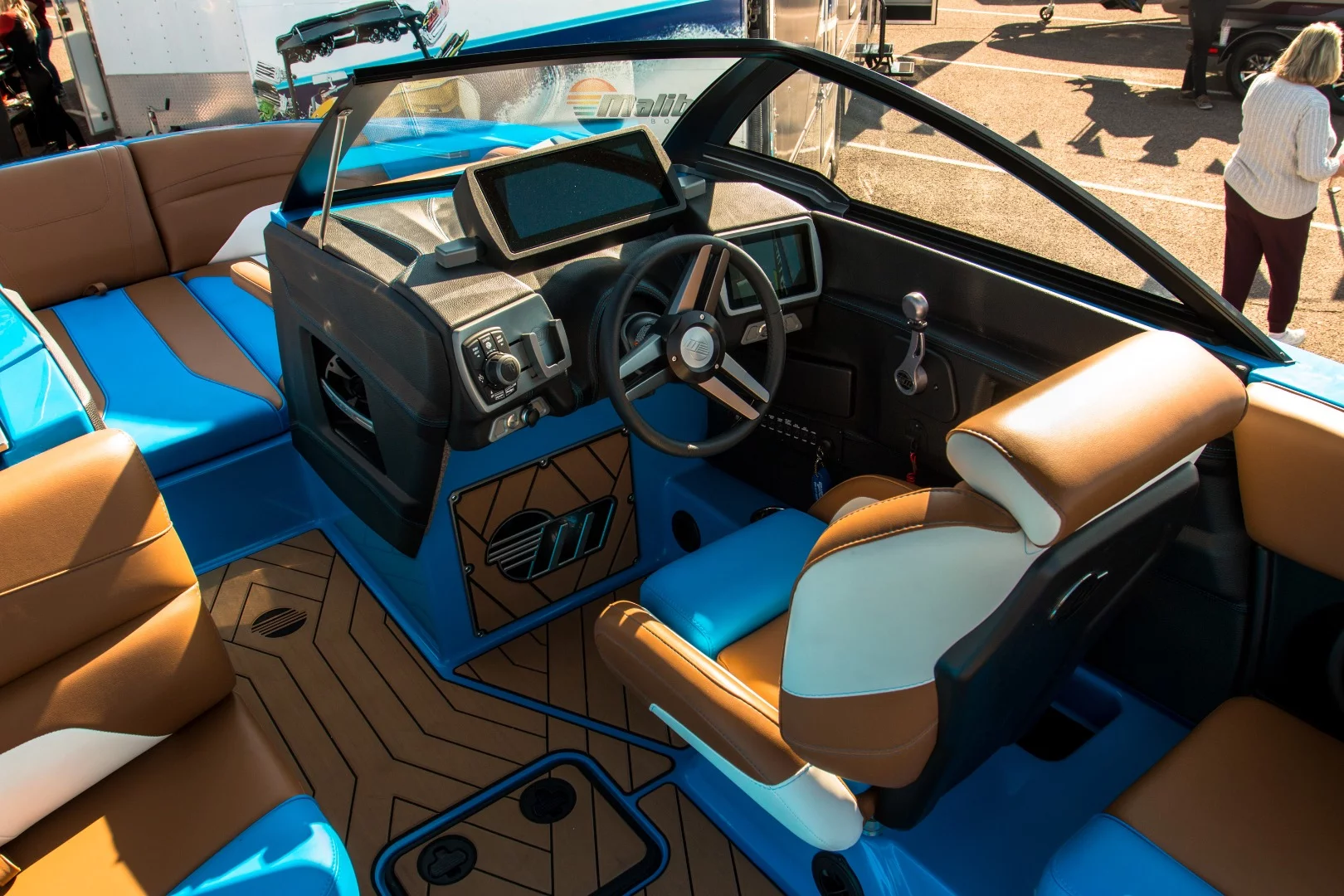 Malibu MXZ: cockpit and front party pen