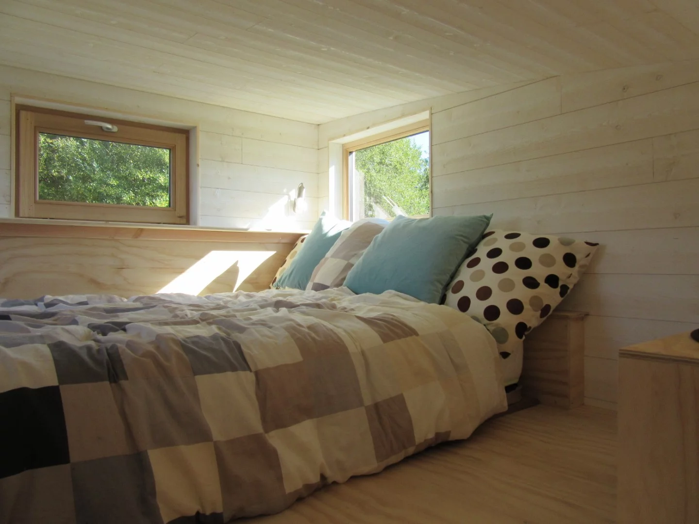 The upstairs sleeping loft measures between 5 - 7 sq m (53 - 75 sq ft)