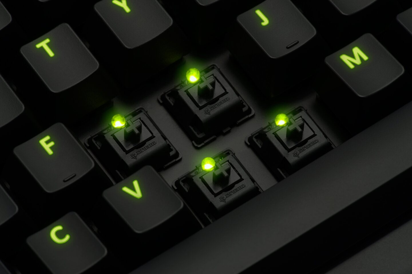 The device benefits from black cherry MX linear mechanical switches mounted on 18k gold plated switch connectors and green LED backlighting with three lighting modes and multi-level illumination