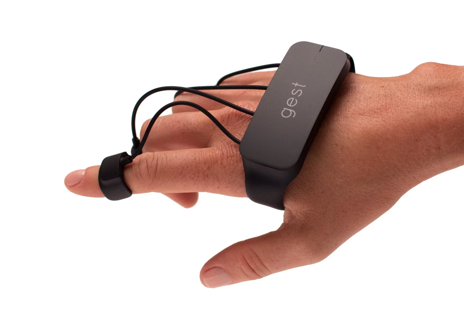 Gest is designed to fit easily on any hand thanks to an adjustable palm strap and four moldable finger mounts