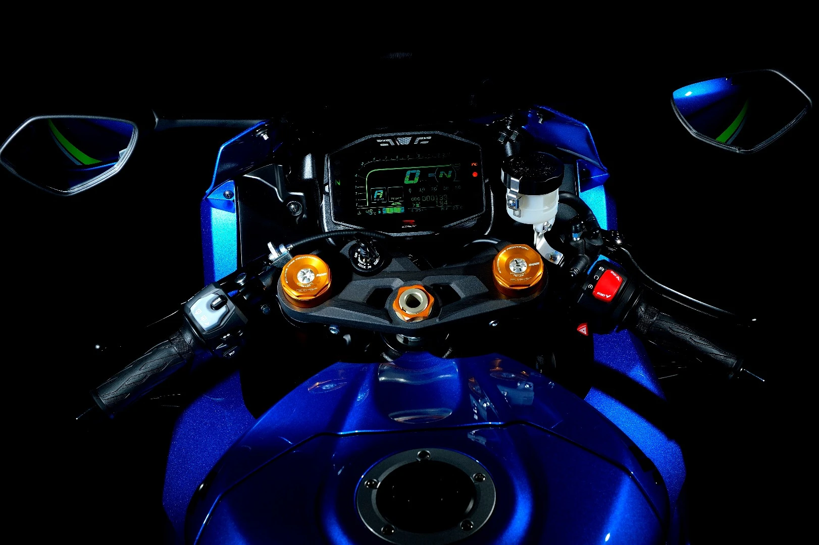 Gone are the round clocks in the 2017 Suzuki GSX-R1000/R, as now almost all superbikes rely on big digital screens to accommodate the loads of information that come with the multiple electronic systems