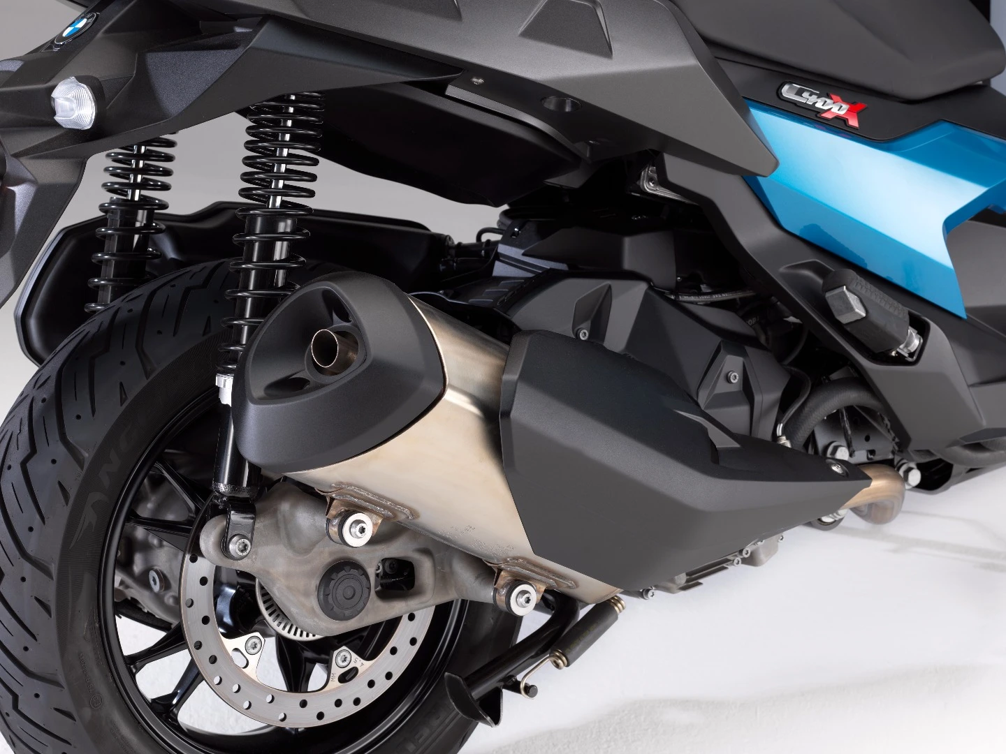 The C400X has an all new 350cc single-cylinder engine pushing out 34 hp (25 kW) and 26 lb-ft (35 Nm) of torque