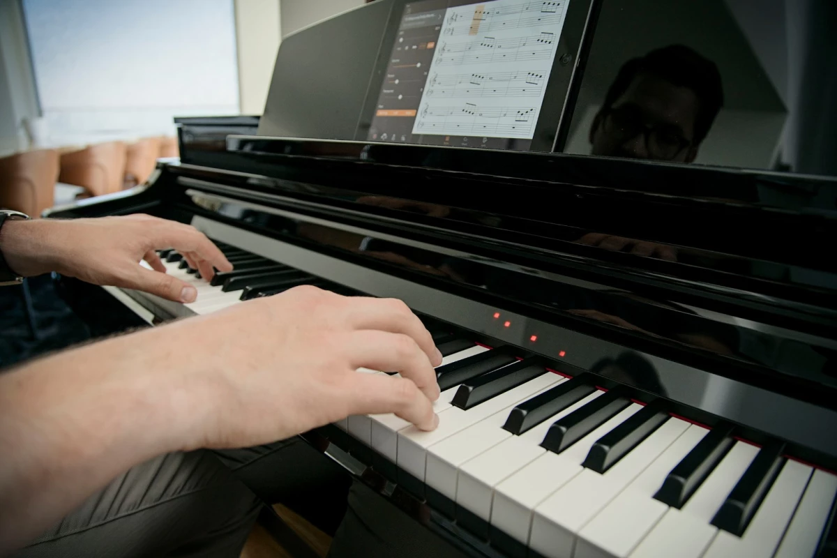 Cascading LEDs let Clavinova CSP piano learners know where and when to strike keys