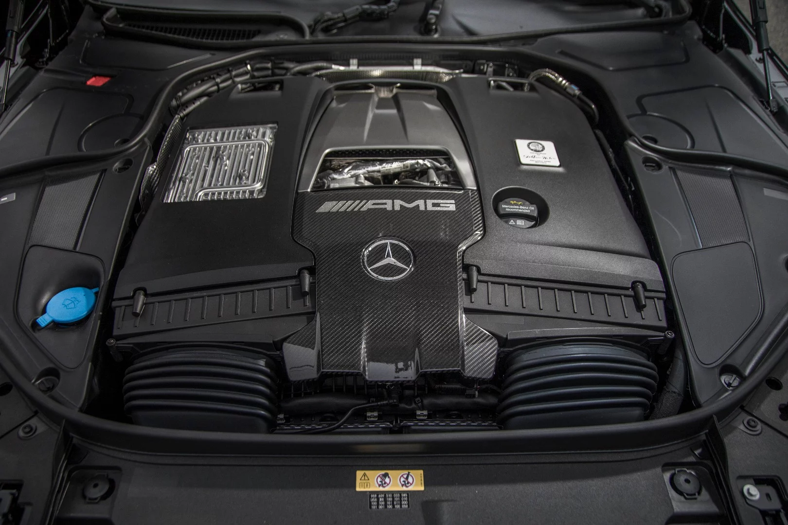 A turbocharged 3.0-liter V6 engine outputs 362 horsepower (270 kW) and 359 pound-feet (487 Nm) of torque to power the 2018 Mercedes-Benz S450