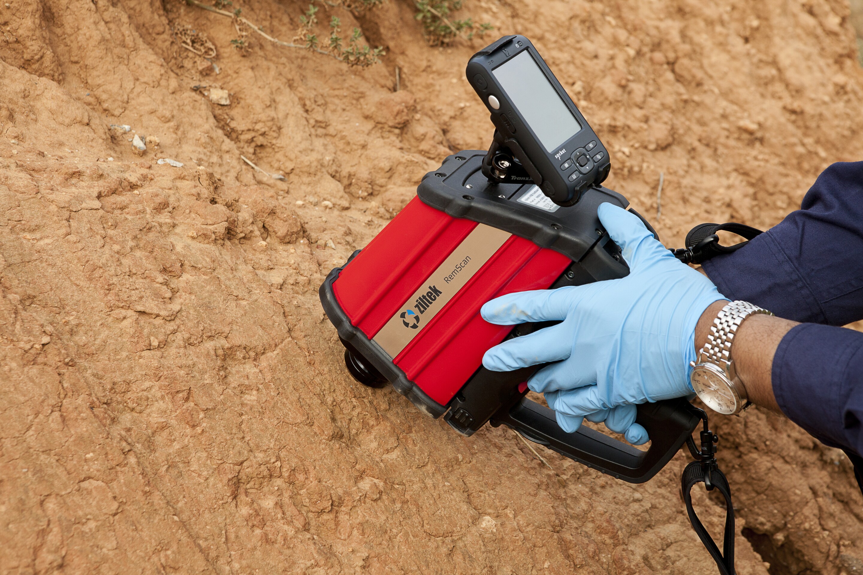 Handheld device detects and analyzes soil contamination within seconds