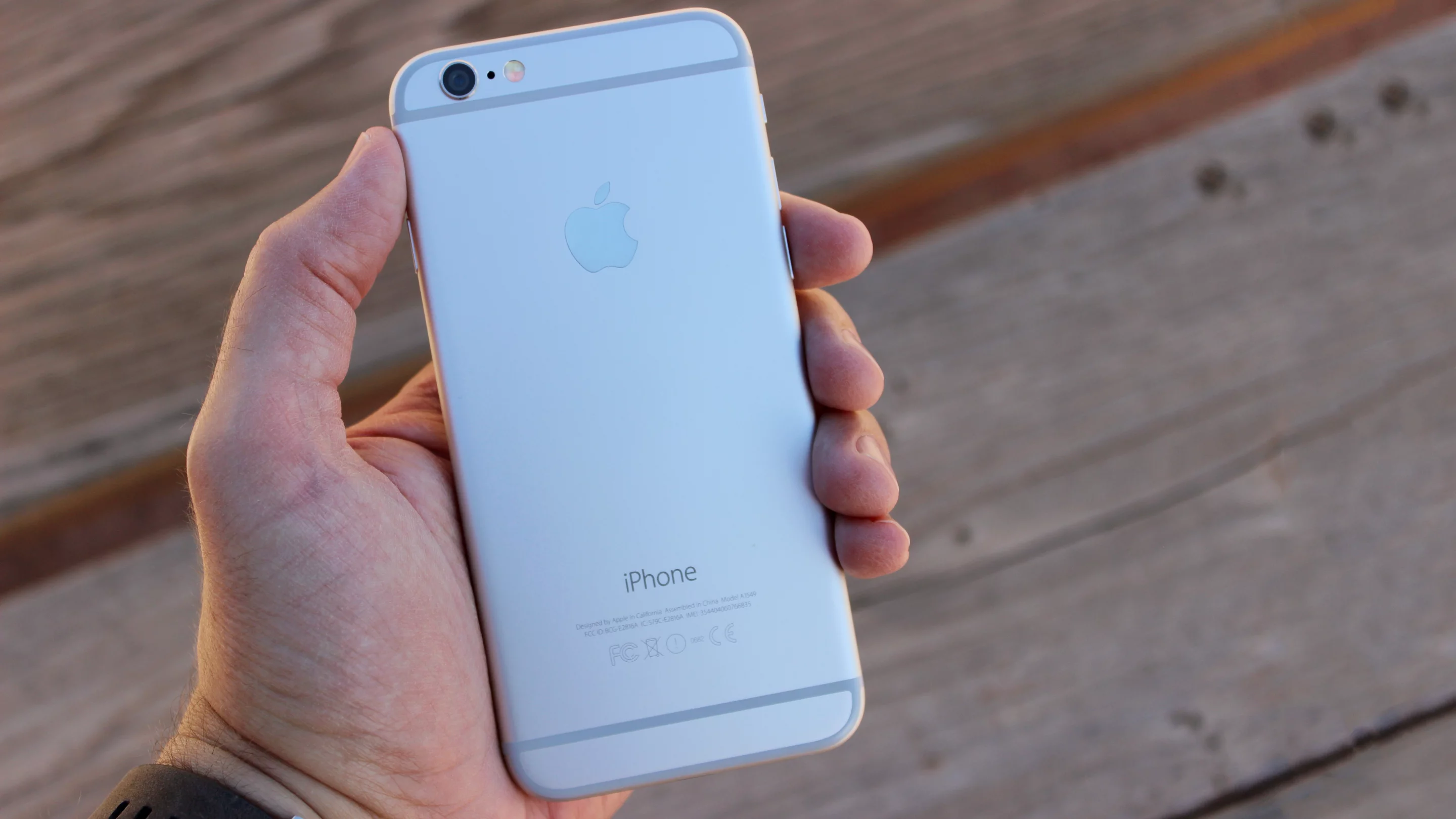 The iPhone 6 weighs 129 g (4.6 oz) (Photo: Will Shanklin/Gizmag.com)