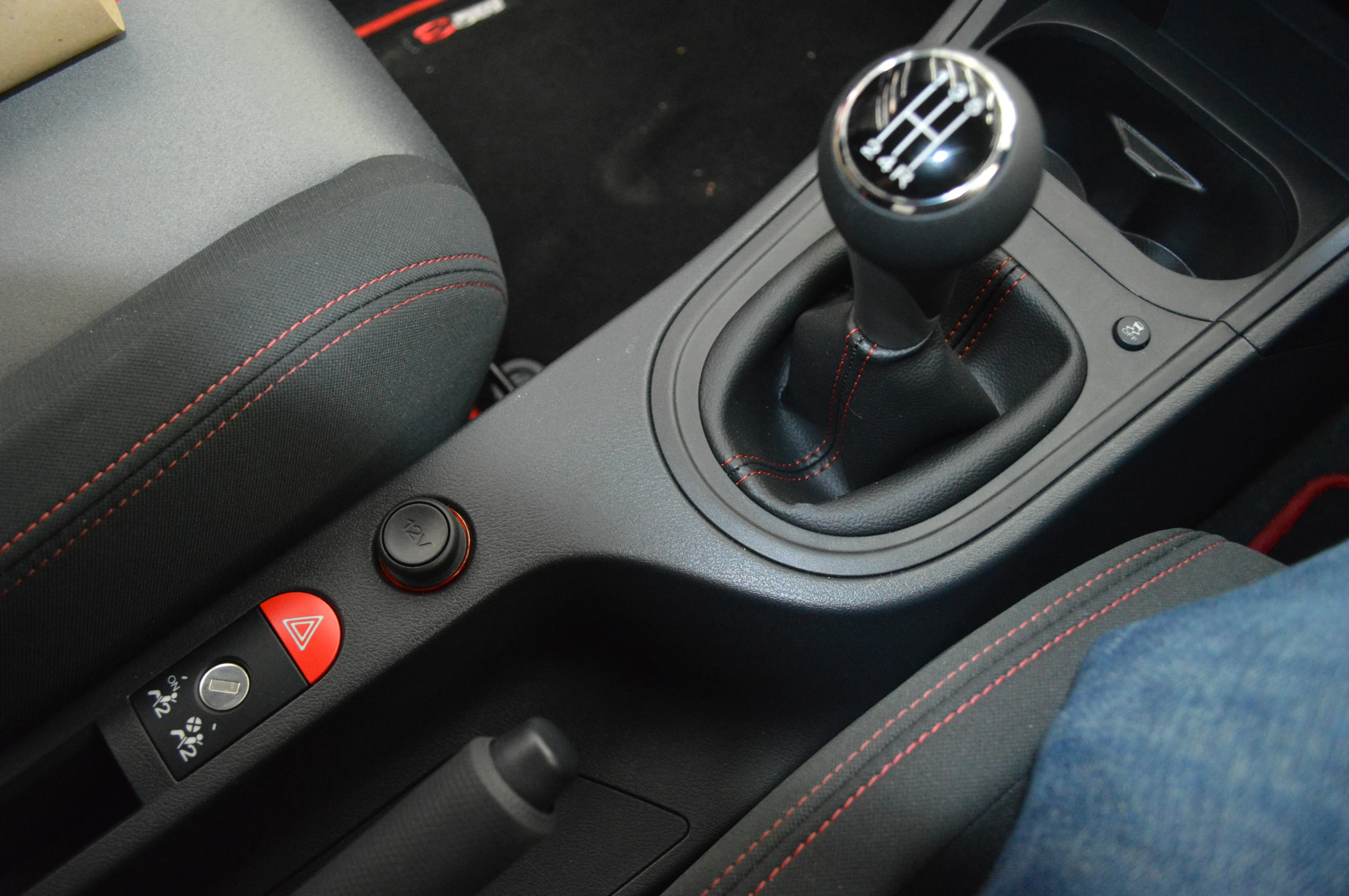 MG3's gear stick (Photo: Gizmag)