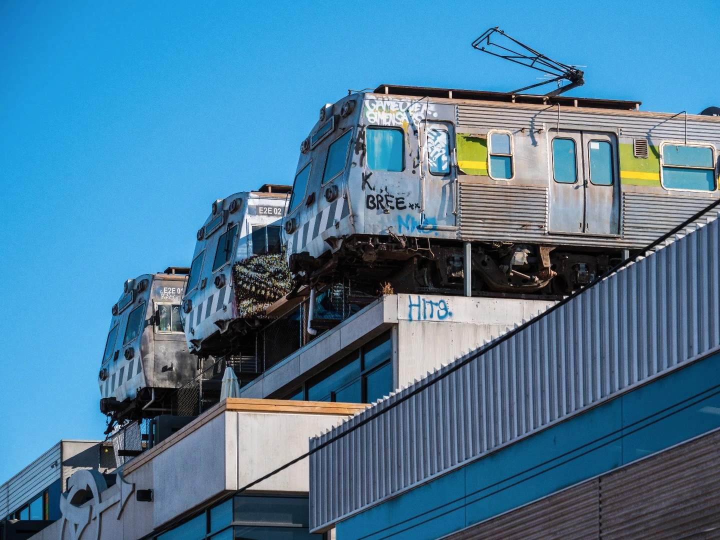 Panasonic GH5 sample image: trains on a building
