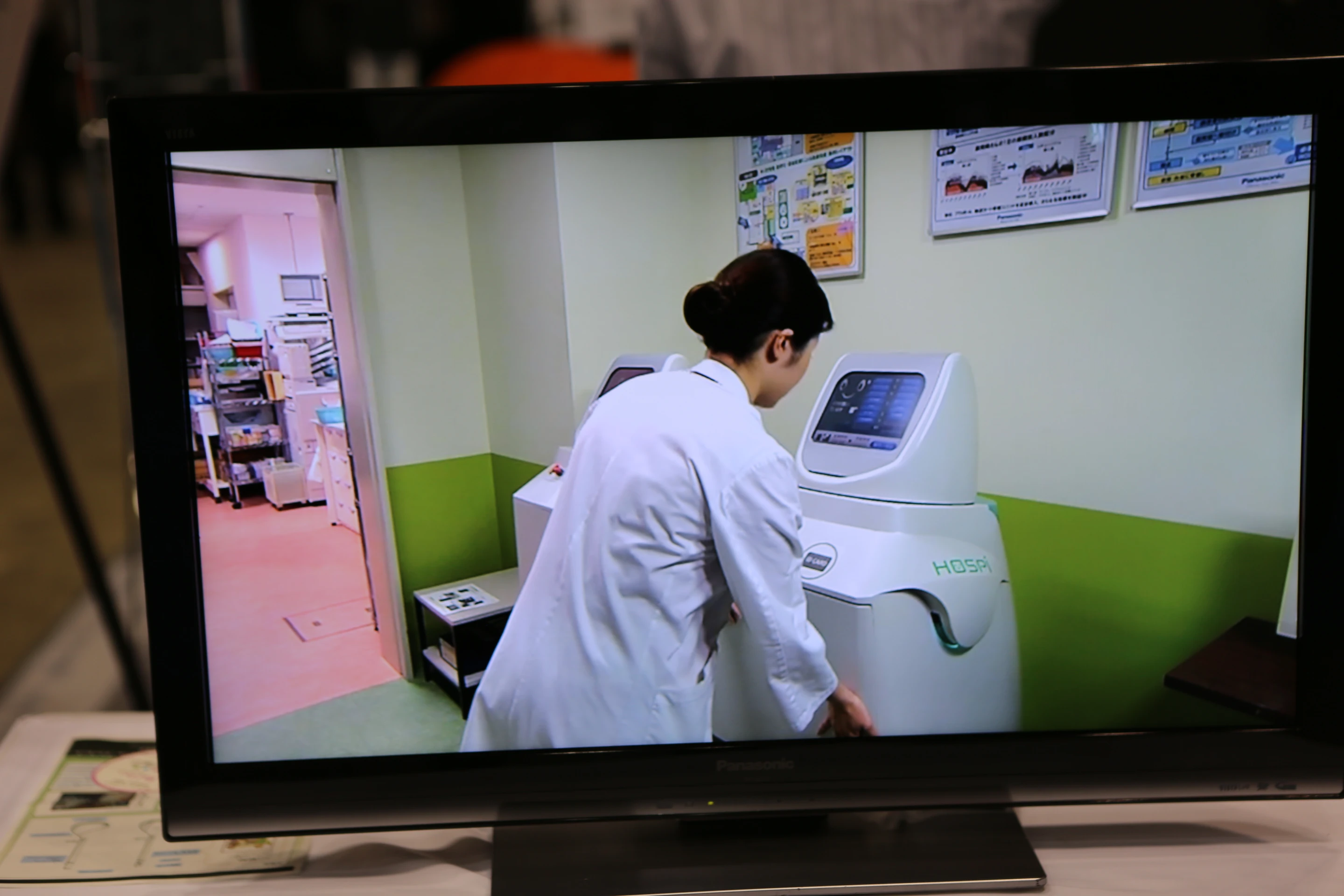 The HOSPI-R saves nurses the trouble of carting drugs and specimens throughout their shift (Photo: Mike Hanlon, Gizmag)