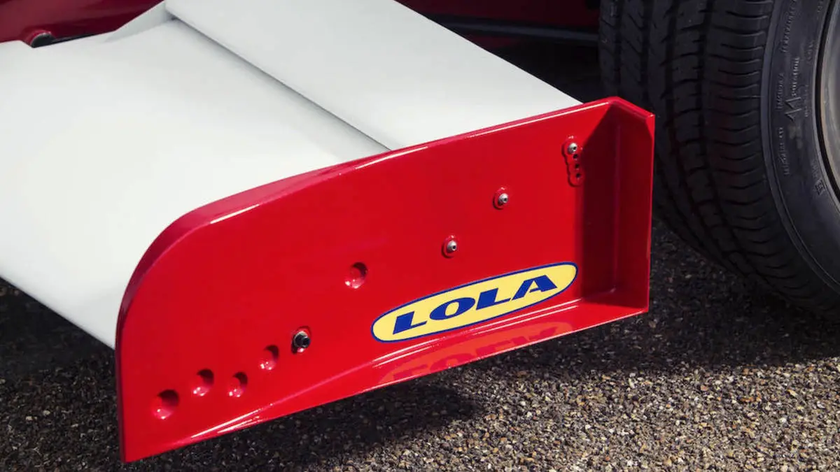 Engineers made it possible to adjust the Lola F1R's road height