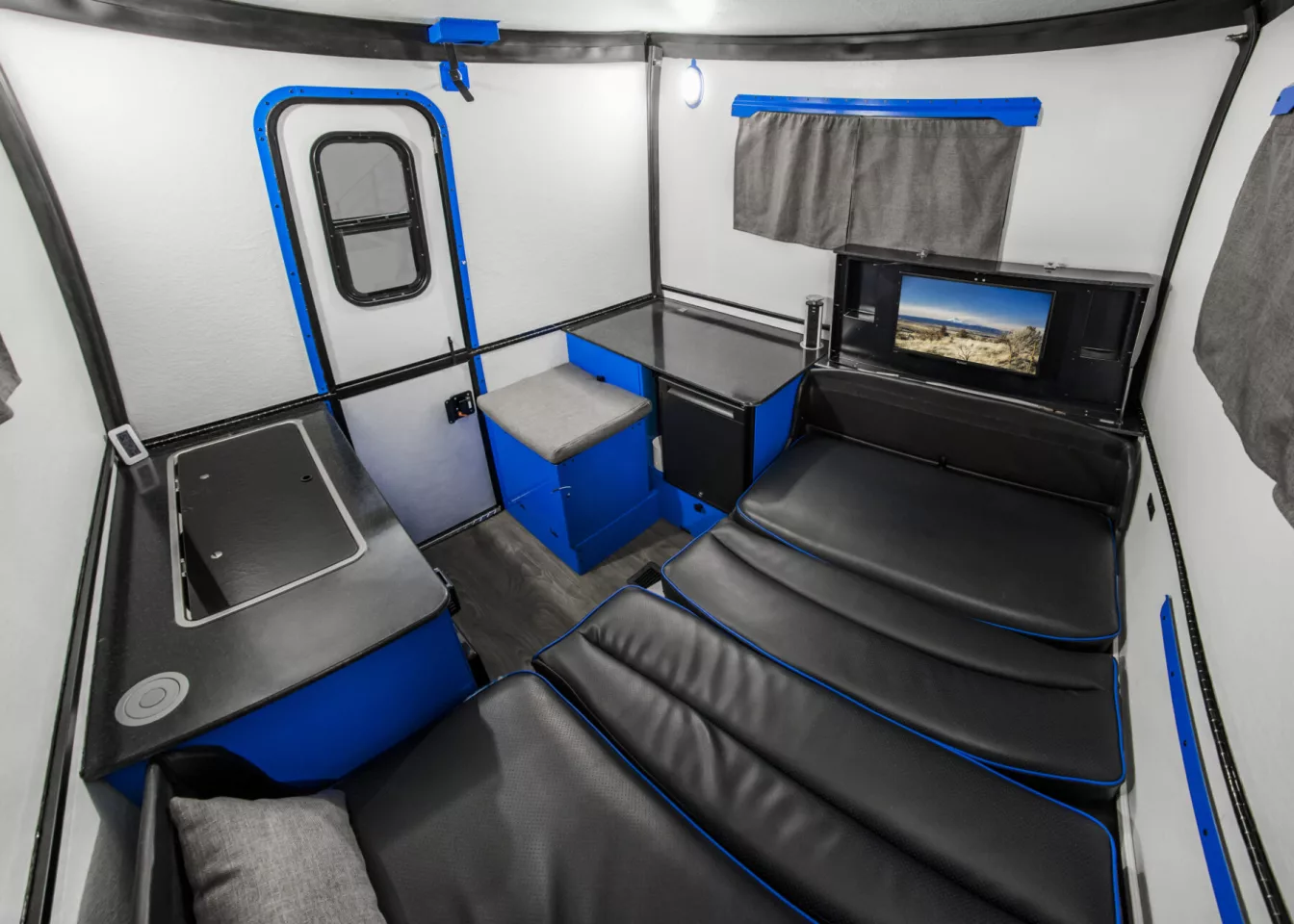 Overhead of the Cube Series QB bed and floor plan