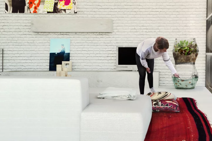 The Aqualibrium is an aquaponics kit, that combines fish and plants