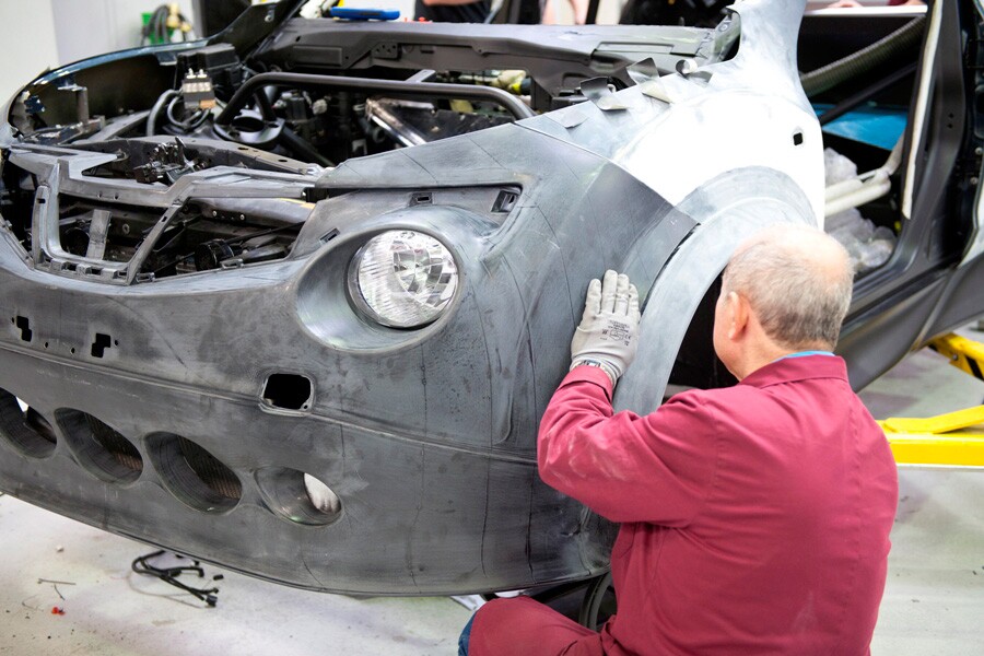 Nissan's JUKE-R concept: fitting the bodywork