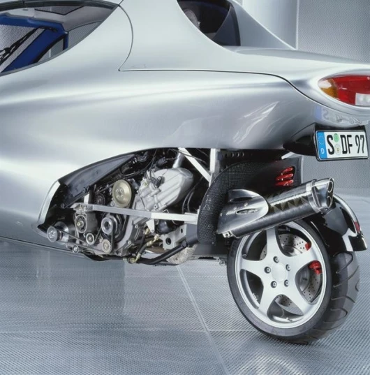 F 300, concept vehicle, Life-Jet, engine compartment. The Mercedes-Benz A-class'es compact 1.6-l engine is situated between the passenger compartment and the rear wheel
