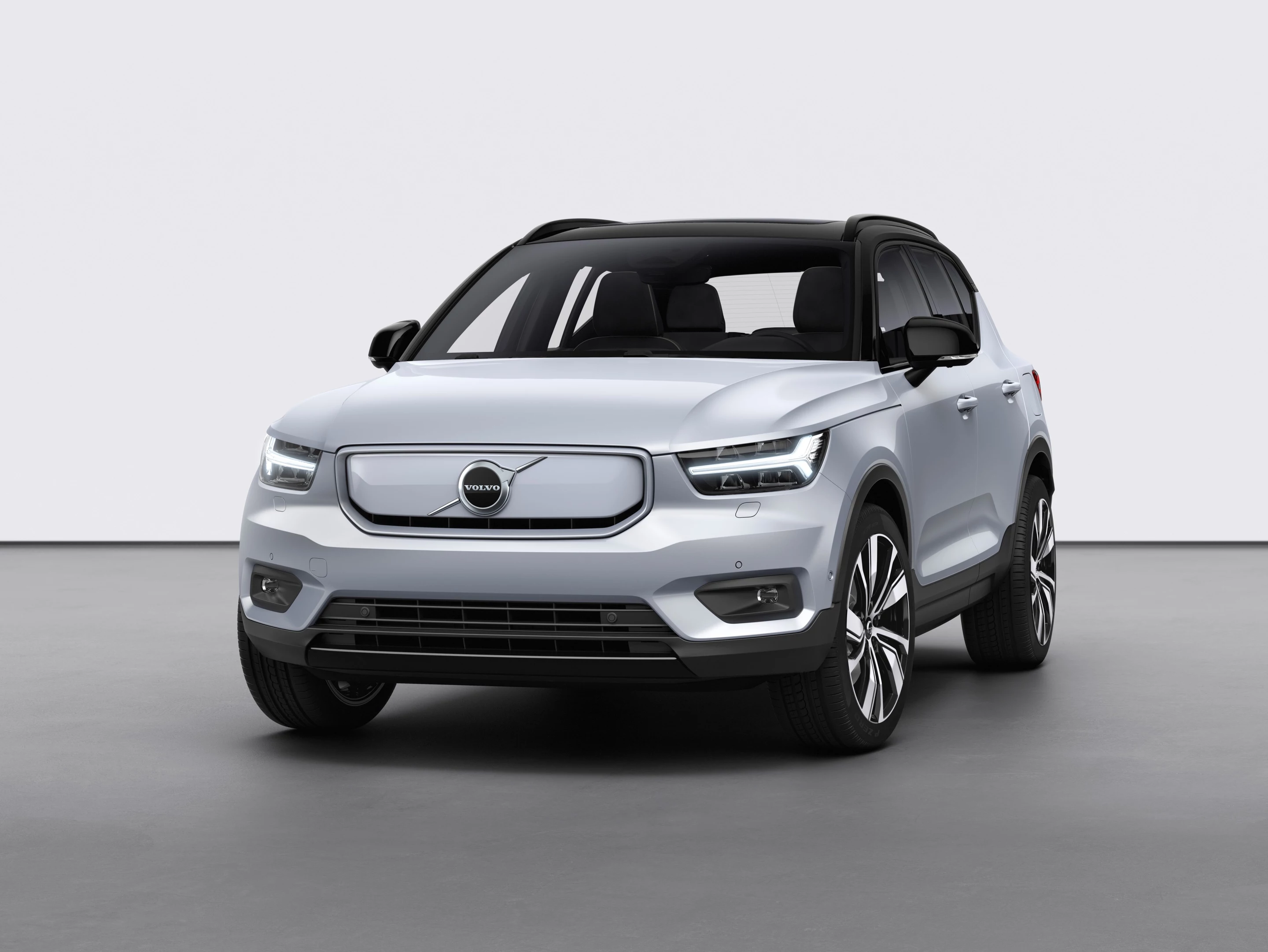 The solid body-color grille is the main feature distinguishing the Recharge from the gas XC40