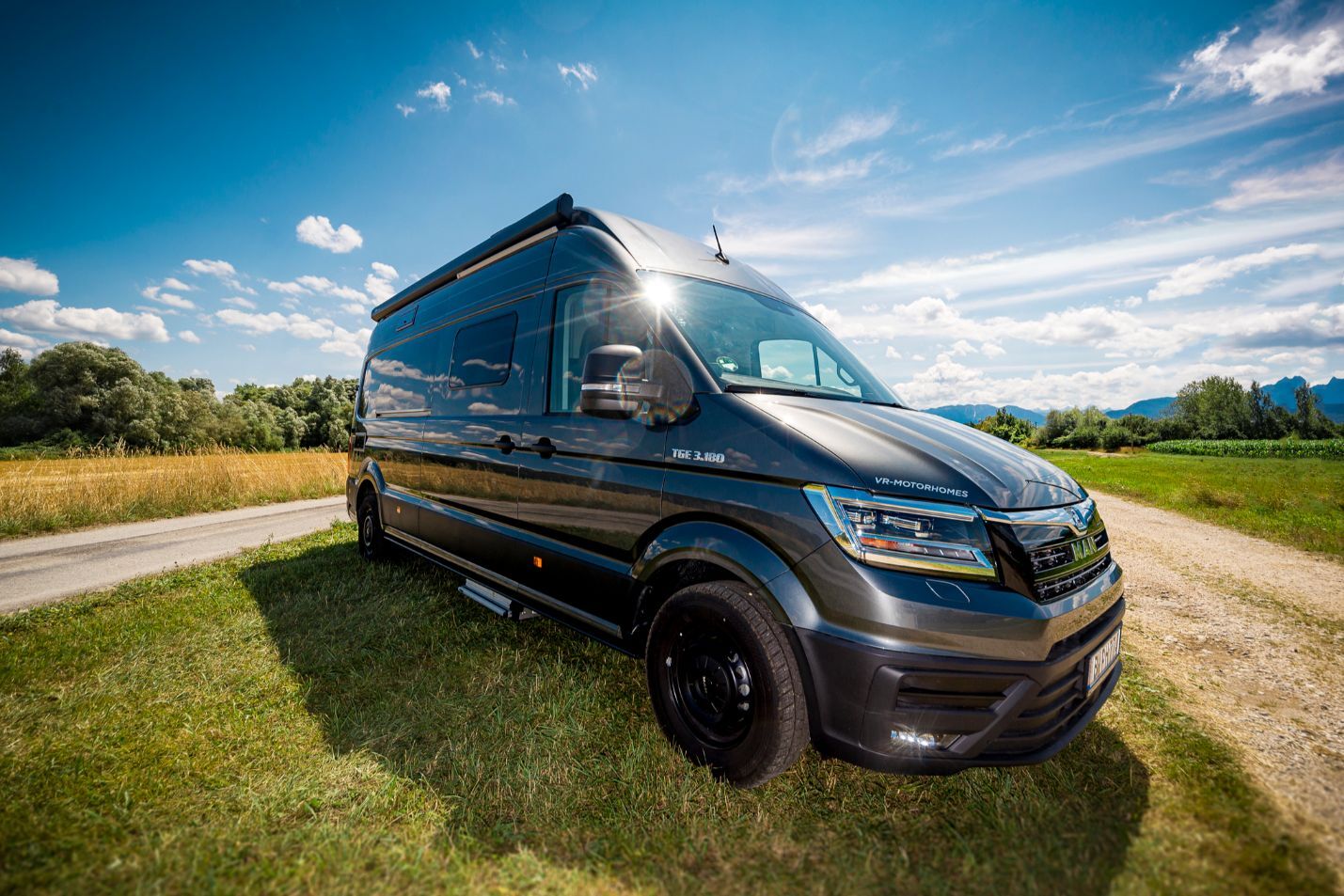 We generally prefer a shorter wheelbase, but the garage area on the longer 739-cm might make us choose that Landyacht package over this 684-cm model