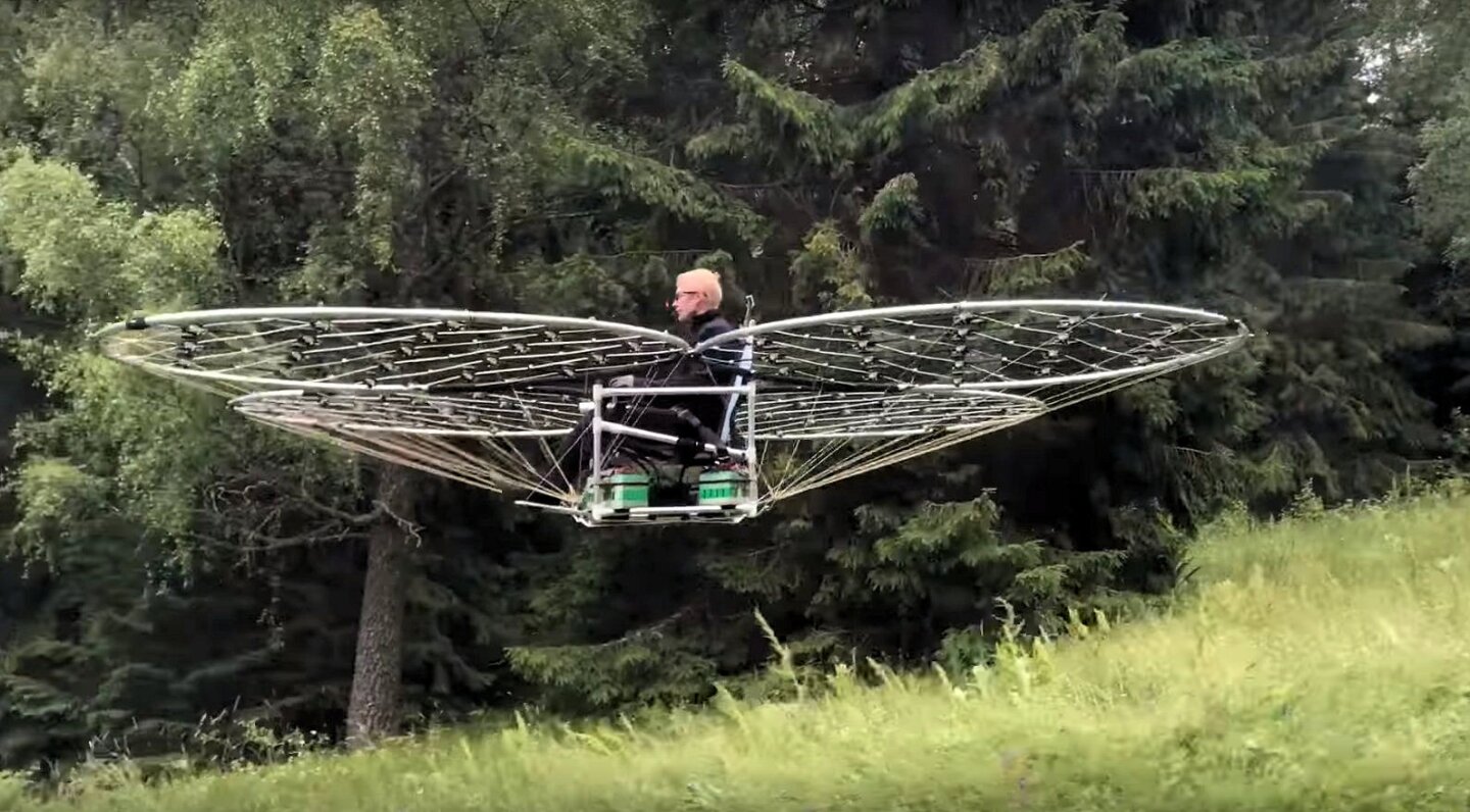 Alex Borg in his electric VTOL having some fun in the forest