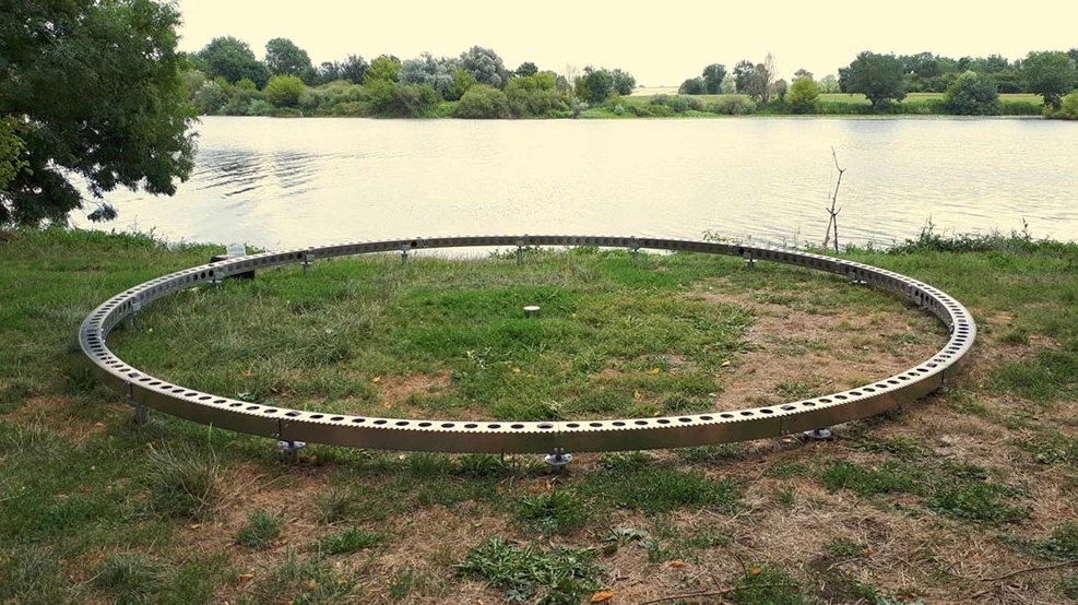 The sCarabane mounts atop a track and relies on an electrical rotation system to track the sun or wind
