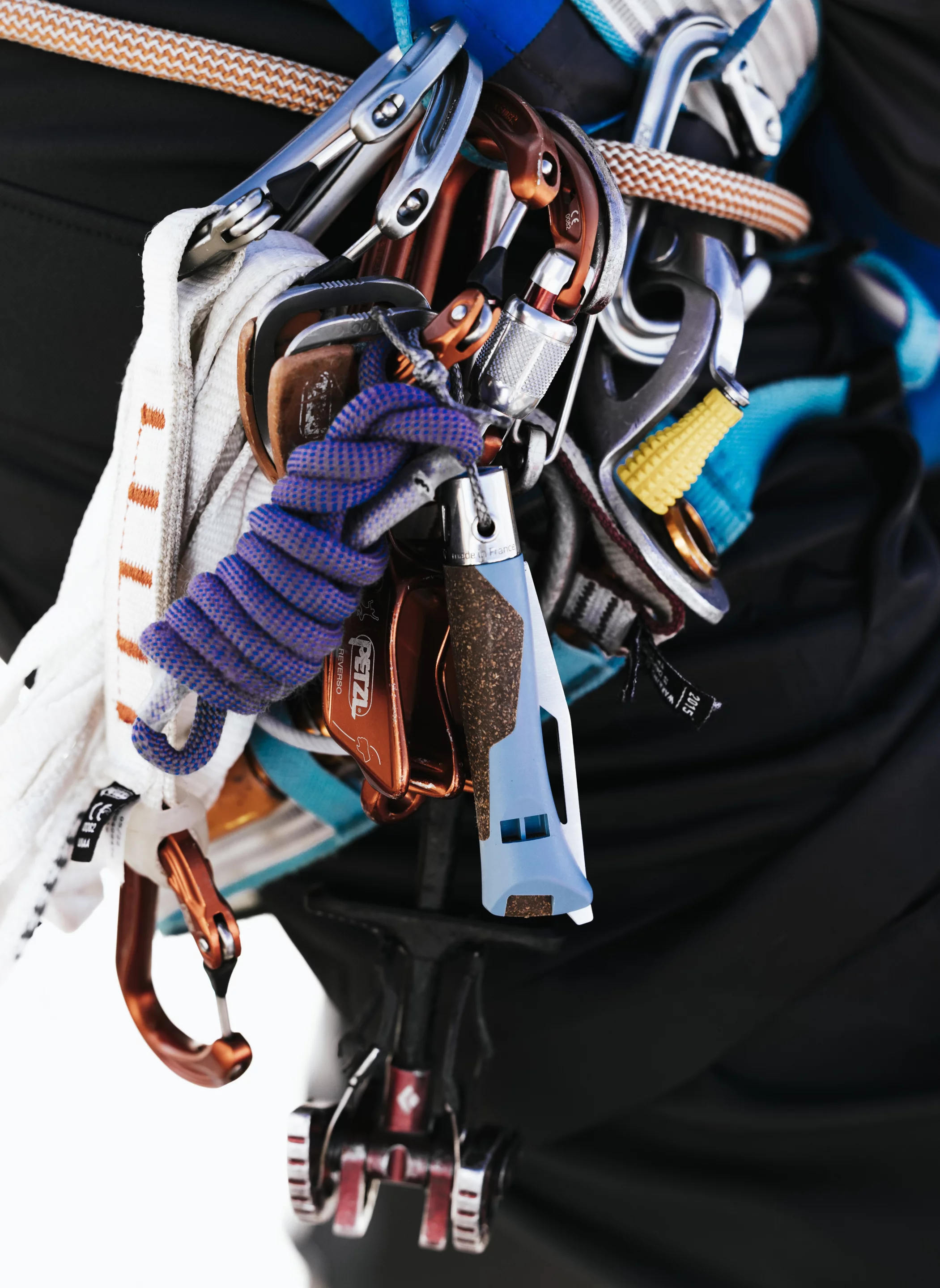 With its lanyard hole, the Néo7 Alpine knife can attach to the climber's harness