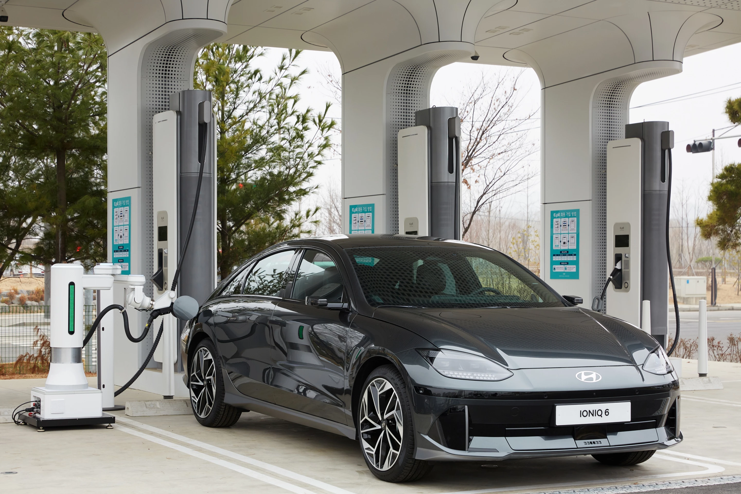 Hyundai demonstrates the automatic charging robot with the Ioniq 6