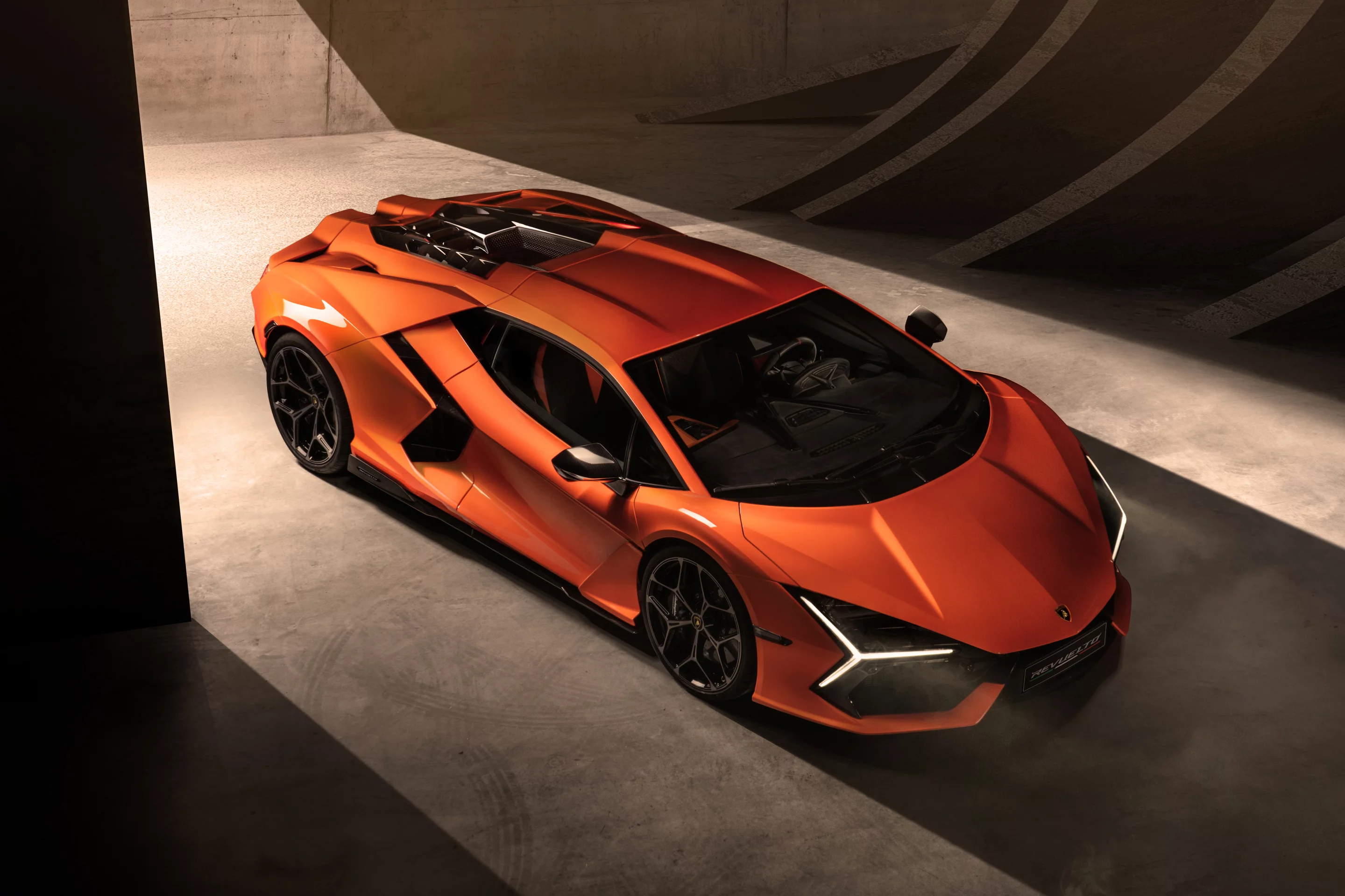 Lamborghini begins the electrified future with the Revuelto