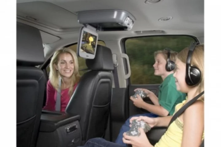 The Audiovox VOD10PS2 is great for bored backseat passengers and drivers who like peace and quiet (Photos: Engadget)