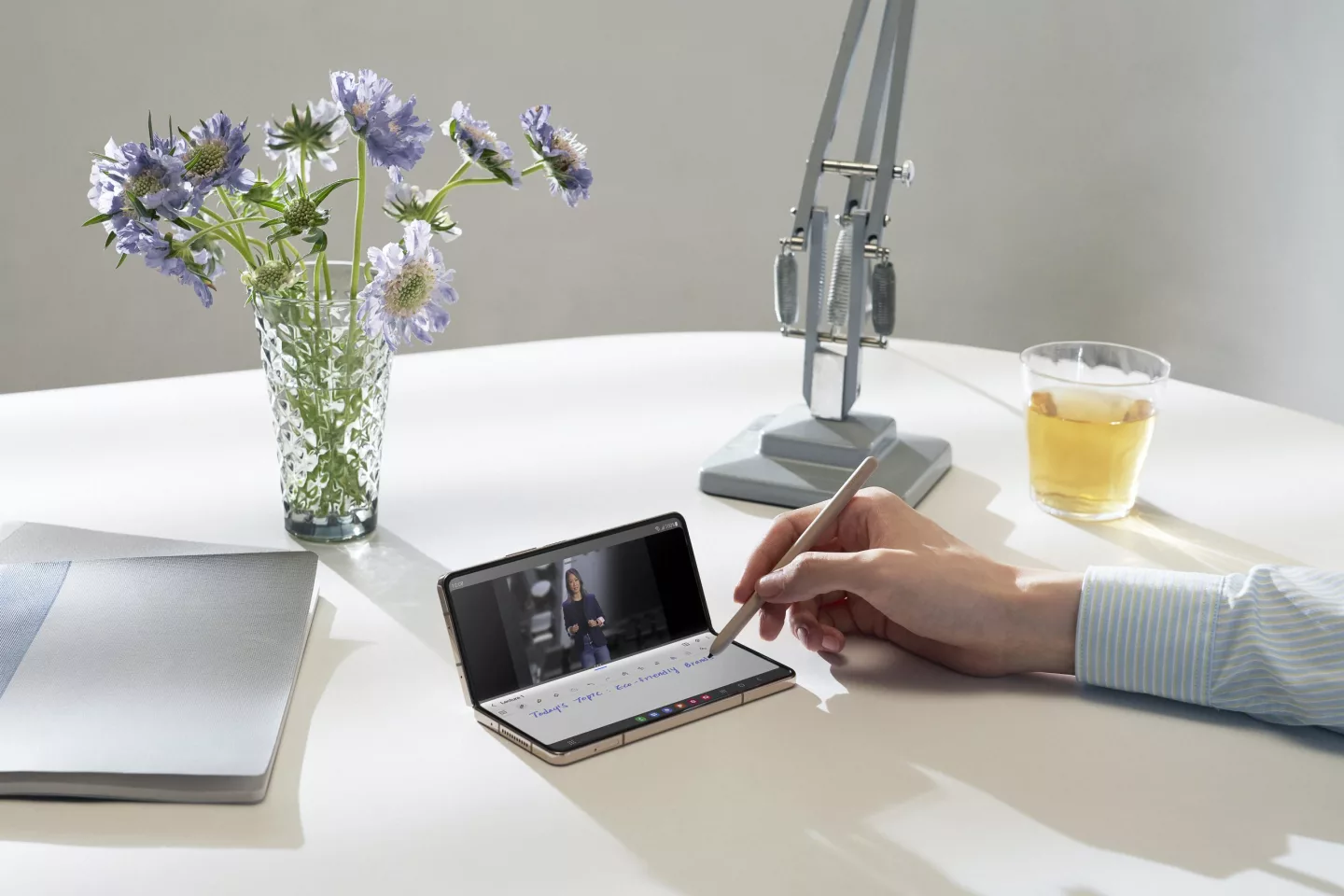 The Galaxy Fold4 features a new Taskbar layout that offers a PC-like UI, new swipe gestures, and instant switching from full-screen apps to pop-up windows or split-screen views
