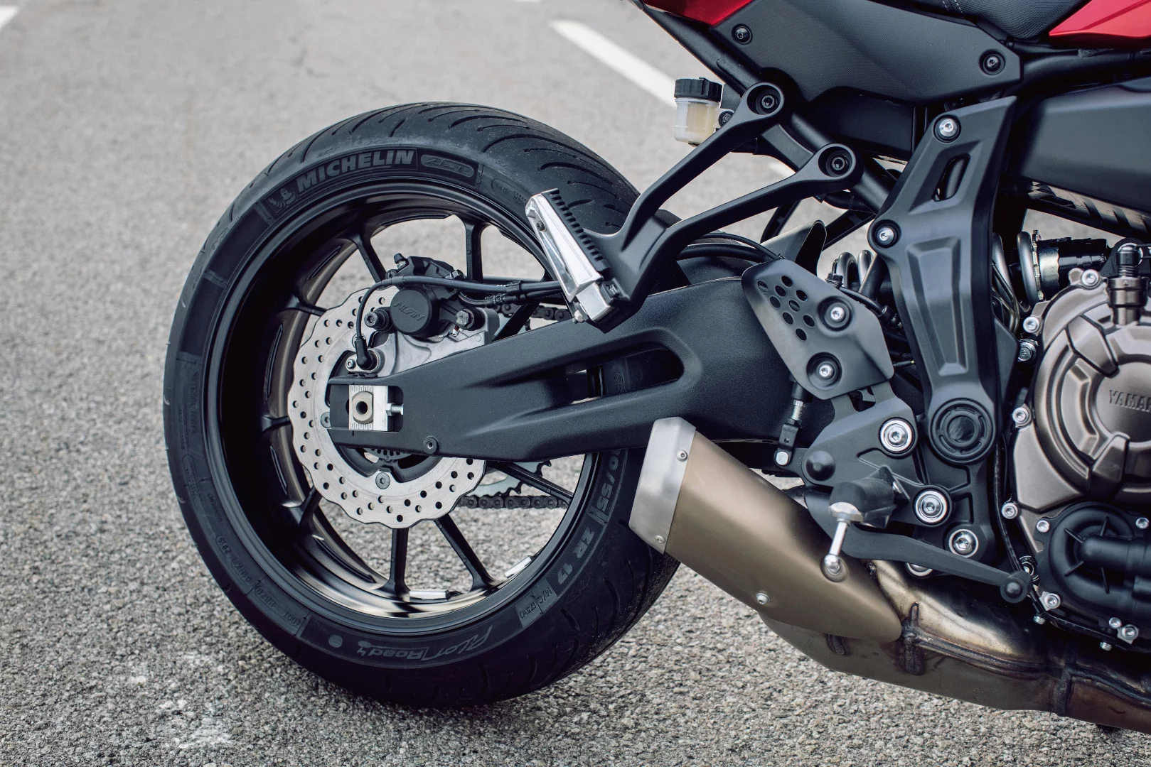 The swingarm of the Yamaha Tracer 700 is longer in comparison the MT's unit