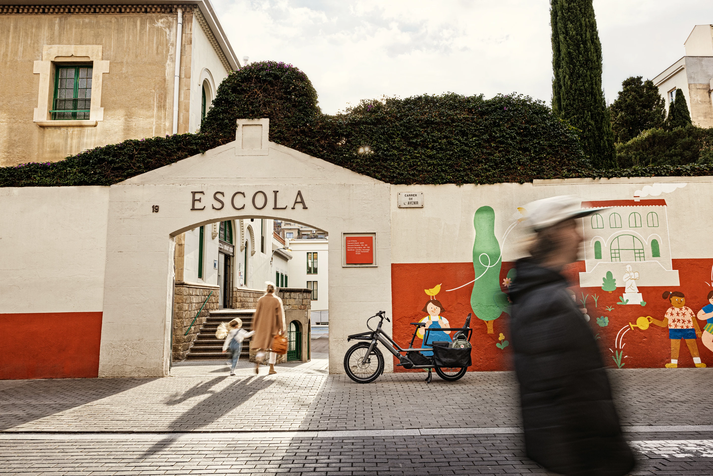 The Porto cargo ebike can haul up to 200 kg in total, features a 250-W proprietary mid-drive motor and comes with removable battery that's reported good for up to five hours on the road