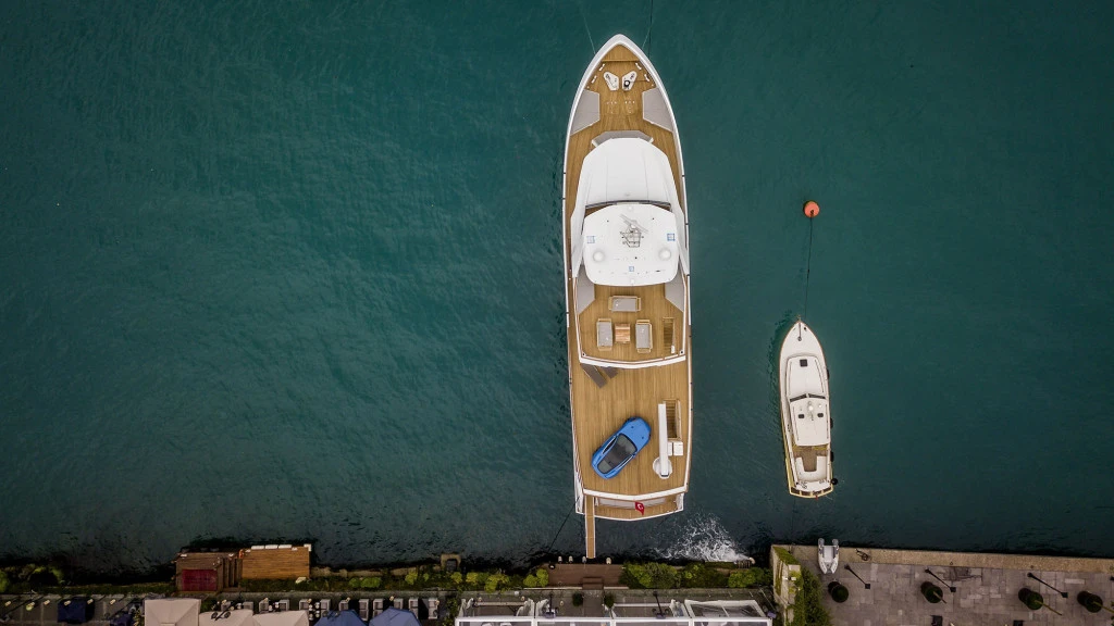 The 32XP's maximum speed sits at 14 knots and comfortable cruises at 12 knots