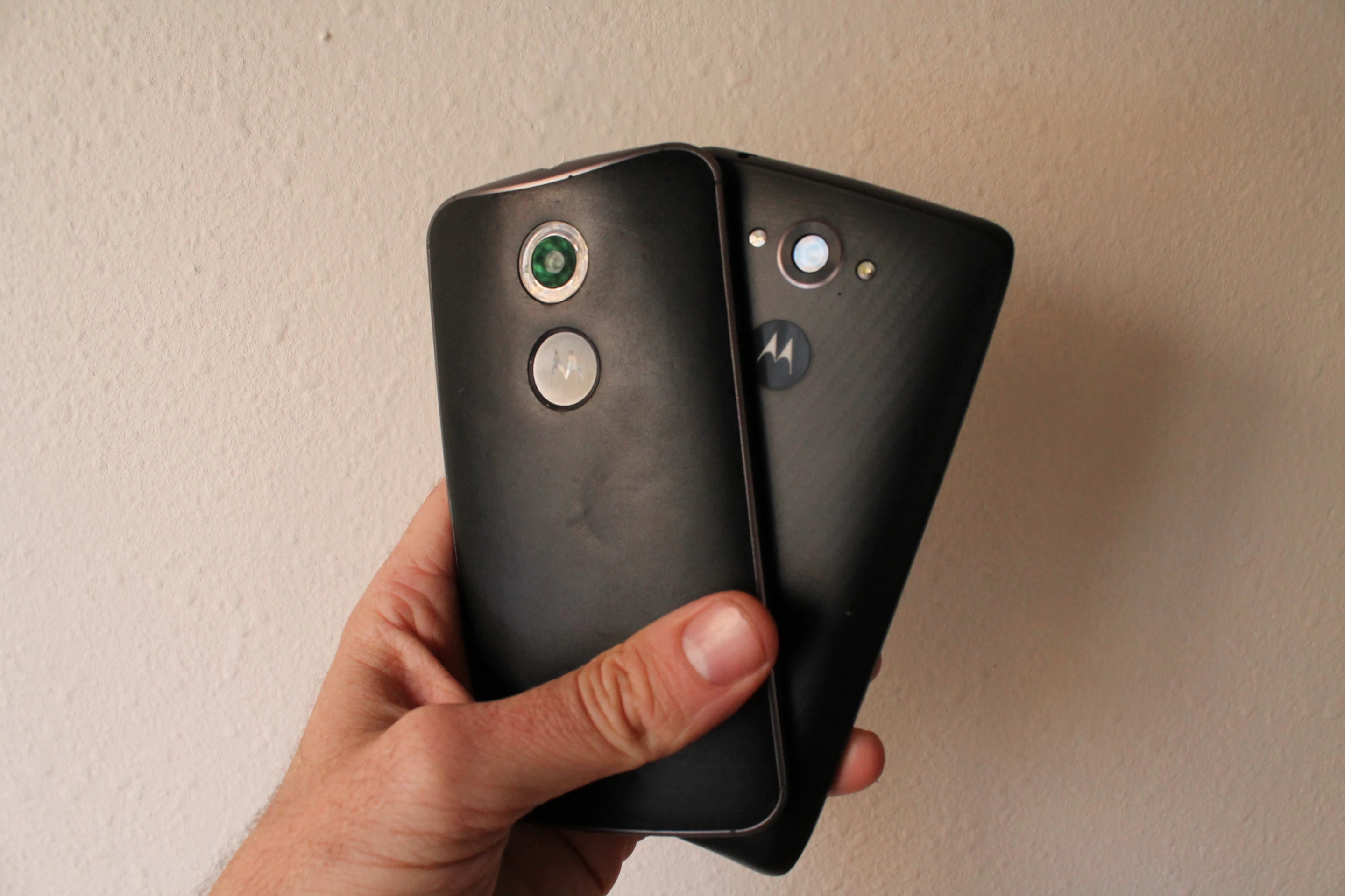 The Moto X (2014) in front of the Droid Turbo (Photo: Eric Mack/Gizmag.com)