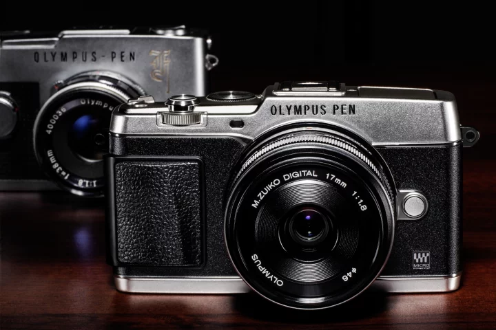The design of the Olympus PEN E-P5 certainly does the job of paying homage to the original PEN F