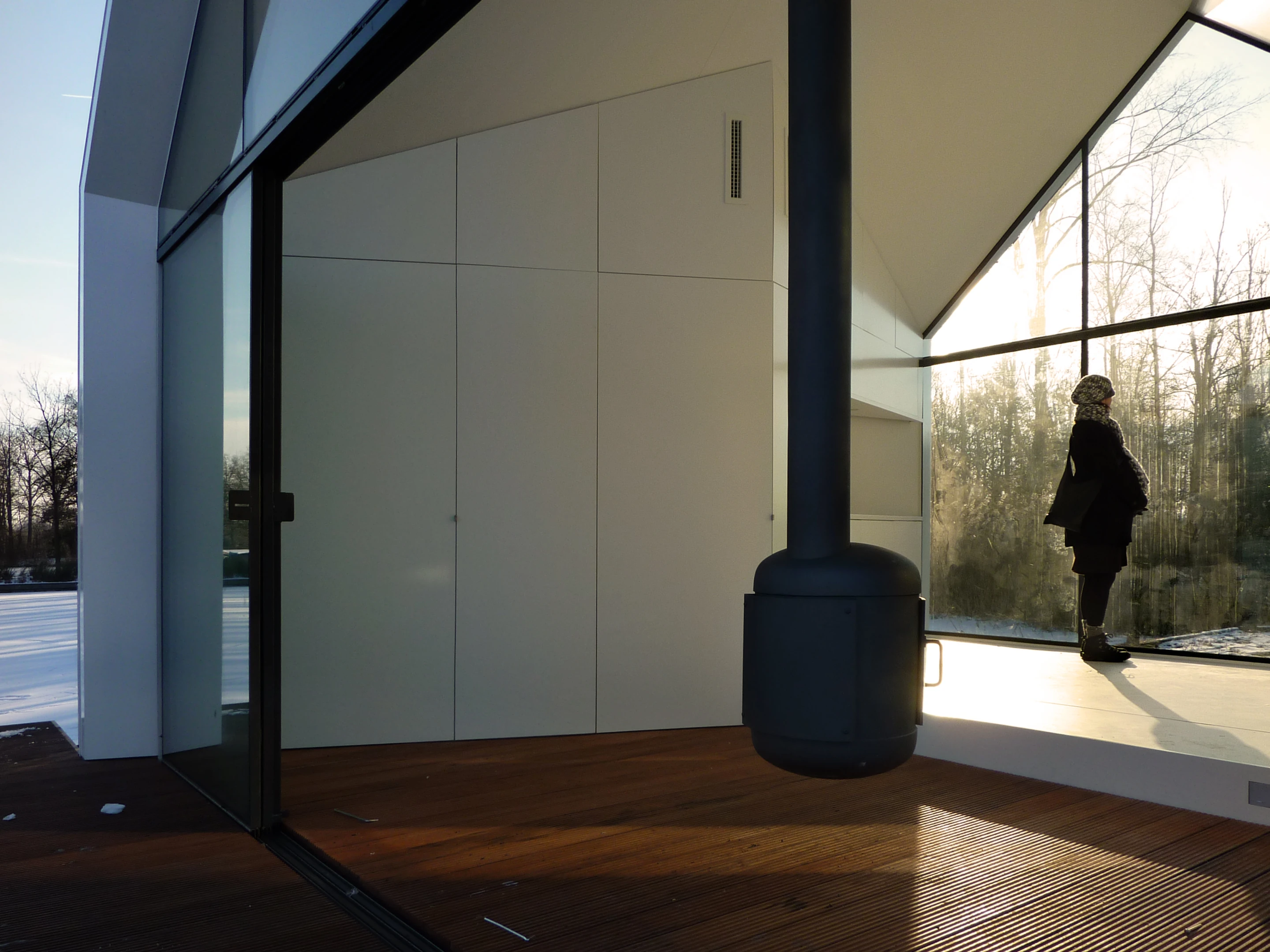 A fireplace hangs from the ceiling (Photo: 2by4-architects)