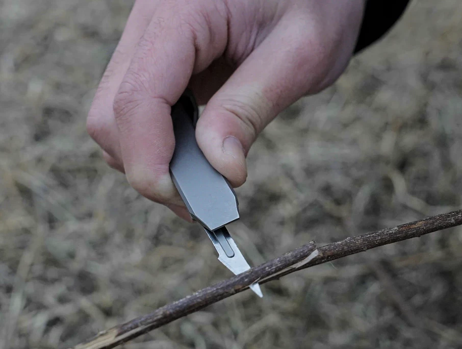 The mini-scalpel blade gets to (wood) work