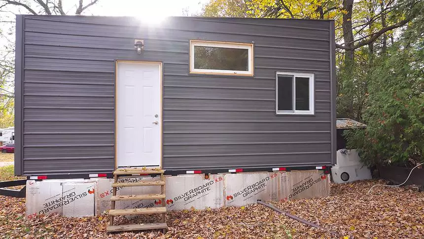 Canadian engineering graduate Tyler Bennett has recently completed his very own tiny house on wheels with an impressive budget of just US$15,000