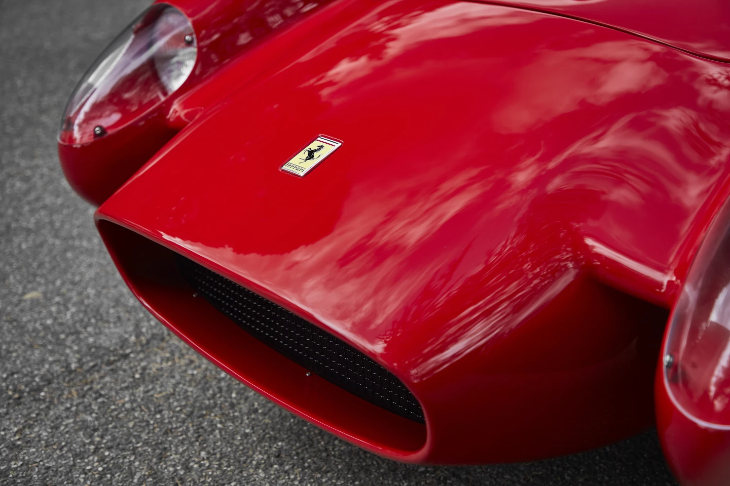 The Ferrari Testa Rossa J meticulously reproduces the lines of the 250 Testa Rossa in the original Scaglietti-designed barchetta version, nicknamed “pontoon fender”.