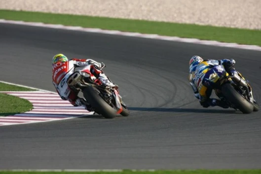 Last race, last lap, Bayliss and Corser going at it for the win - Corser won the race, Bayliss won the round