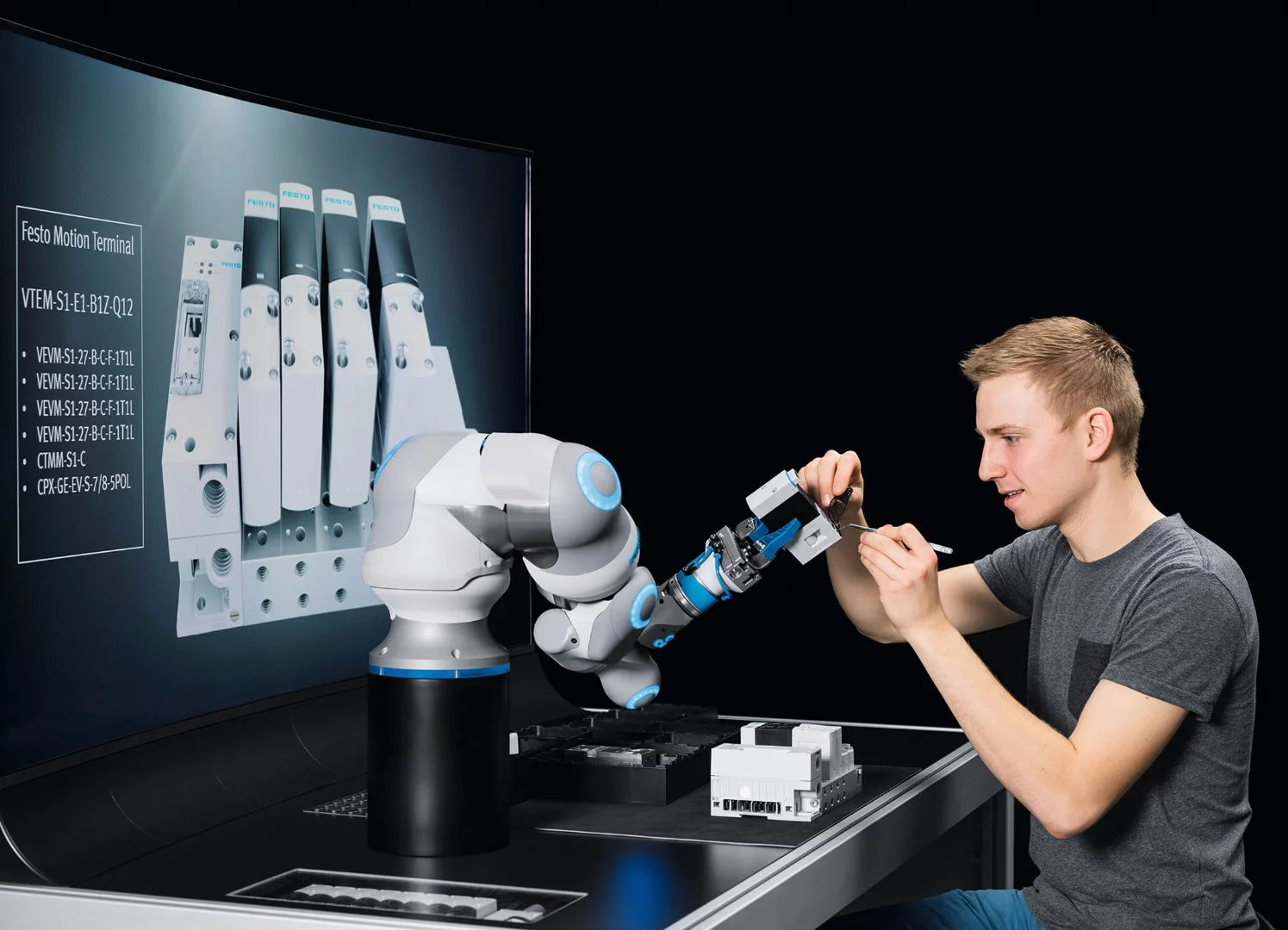 The movements of the BionicCobot have been modeled on a human arm