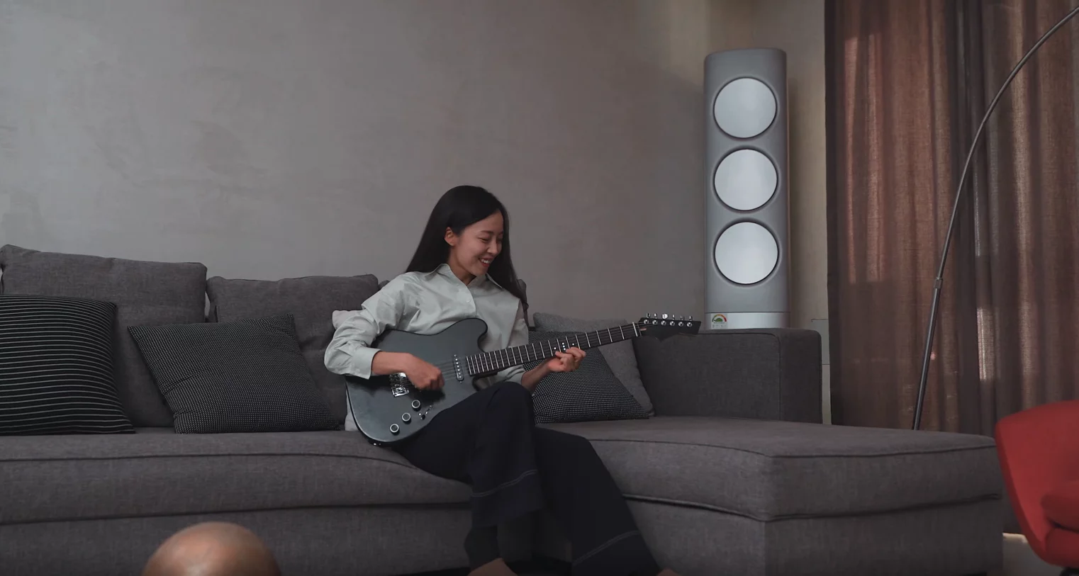 The ZamString smart guitar works with the ZamStar mobile app to help students learn to play, and jam online with other musicians