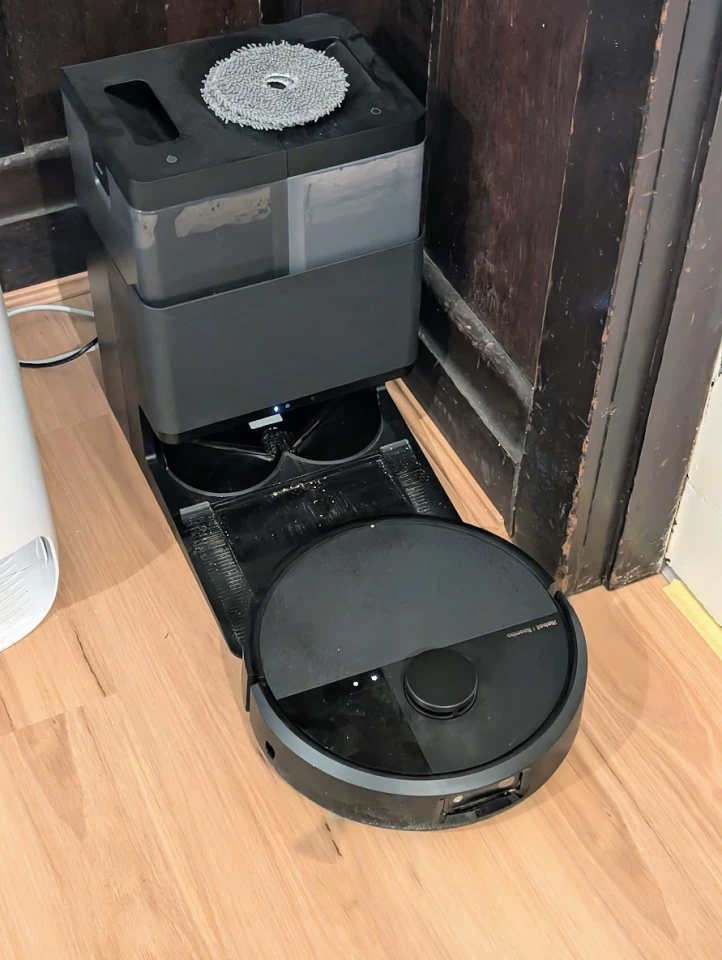 The 505 doesn't vacuum as it enters and exits its own dock, so the dock itself can sometimes look a bit untidy