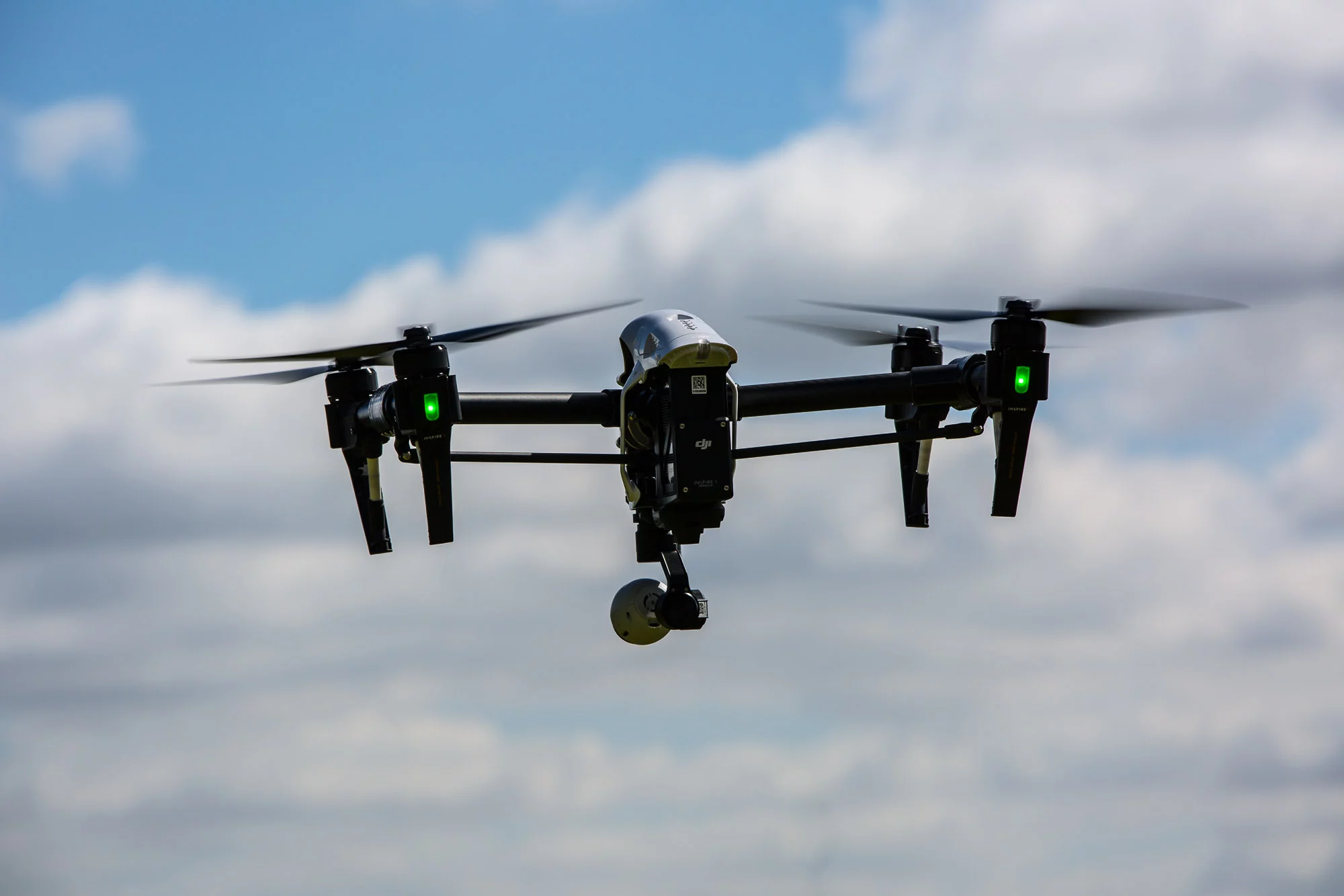 DJI Inspire 1: 'landing gear' lifts out of the way to provide clean views for the camera (Photo: Noel McKeegan/Gizmag.com)