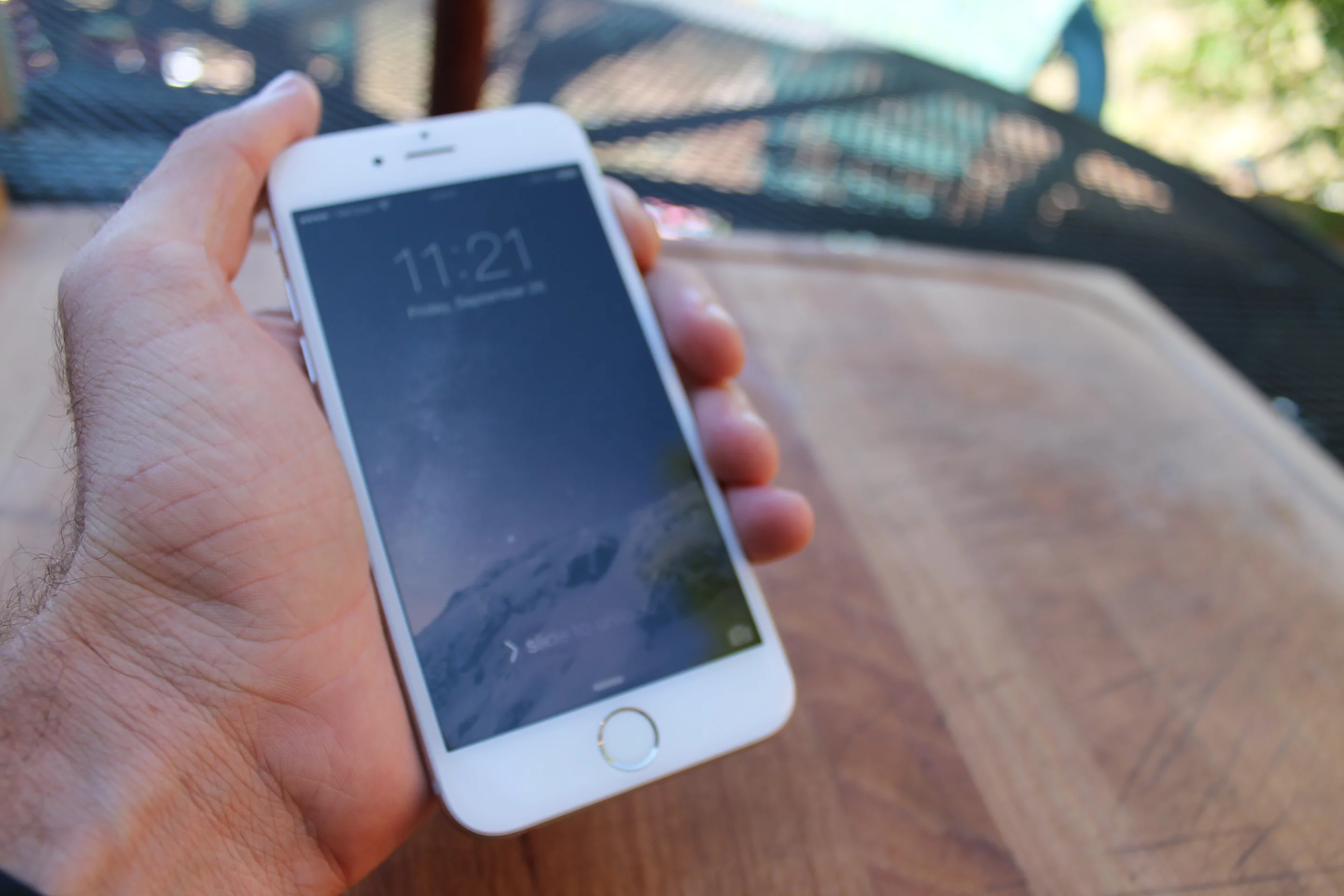 Parallax wallpaper is a nice touch (Photo credit: Eric Mack/Gizmag.com)