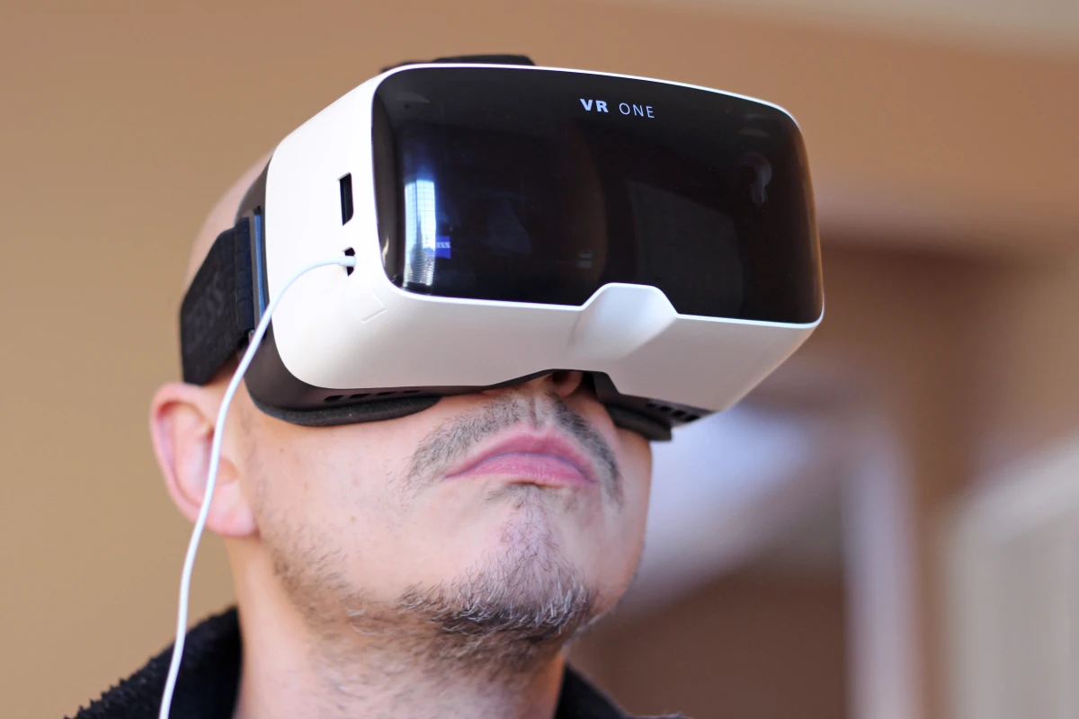 Gizmag reviews the Zeiss VR One, a virtual reality headset with a slide-out tray for the iPhone 6 (Photo: Will Shanklin/Gizmag.com)