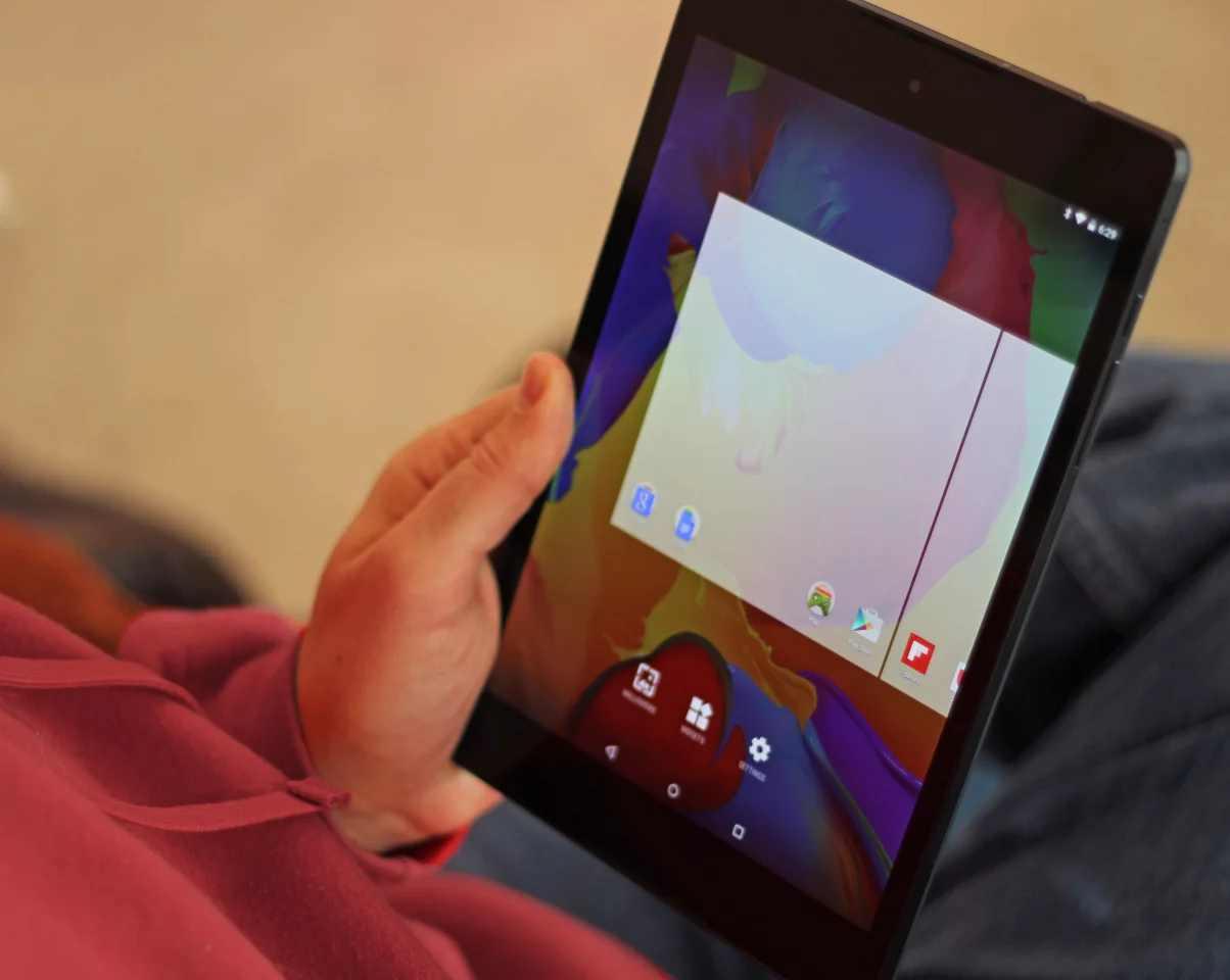 If you aren't careful, you'll accidentally touch the side of the screen and rearrange your home screens (Photo: Will Shanklin/Gizmag.com)