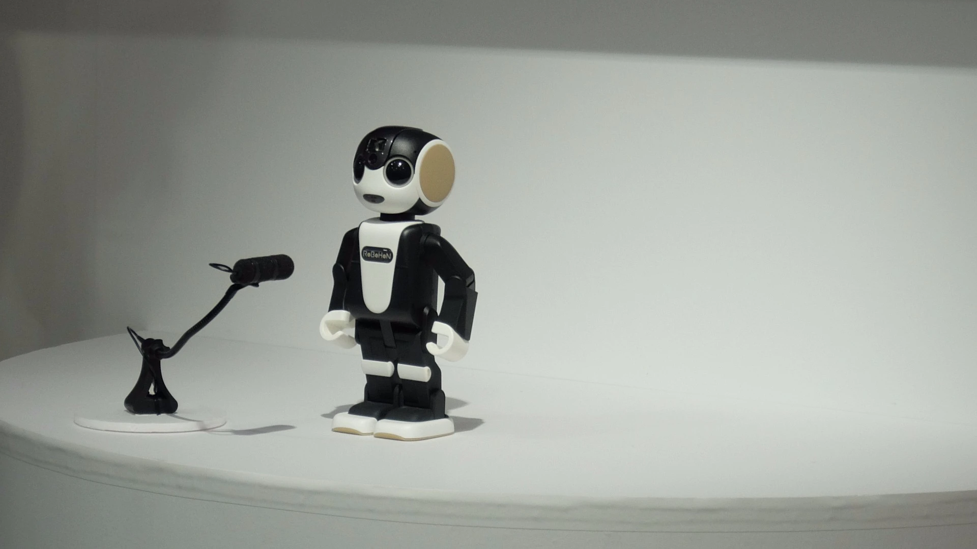 Demonstrated at CEATEC 2015, RoBoHon was able to introduce itself to the audience and explain what it can do