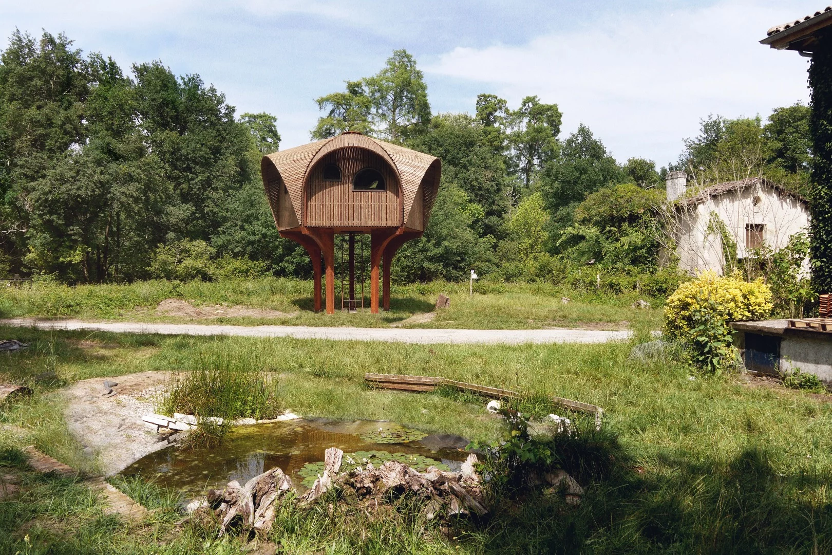 Le Haut Perché is part of the same Les Refuges Périurbains project which inspired the nearby Le Tronc Creux shelter