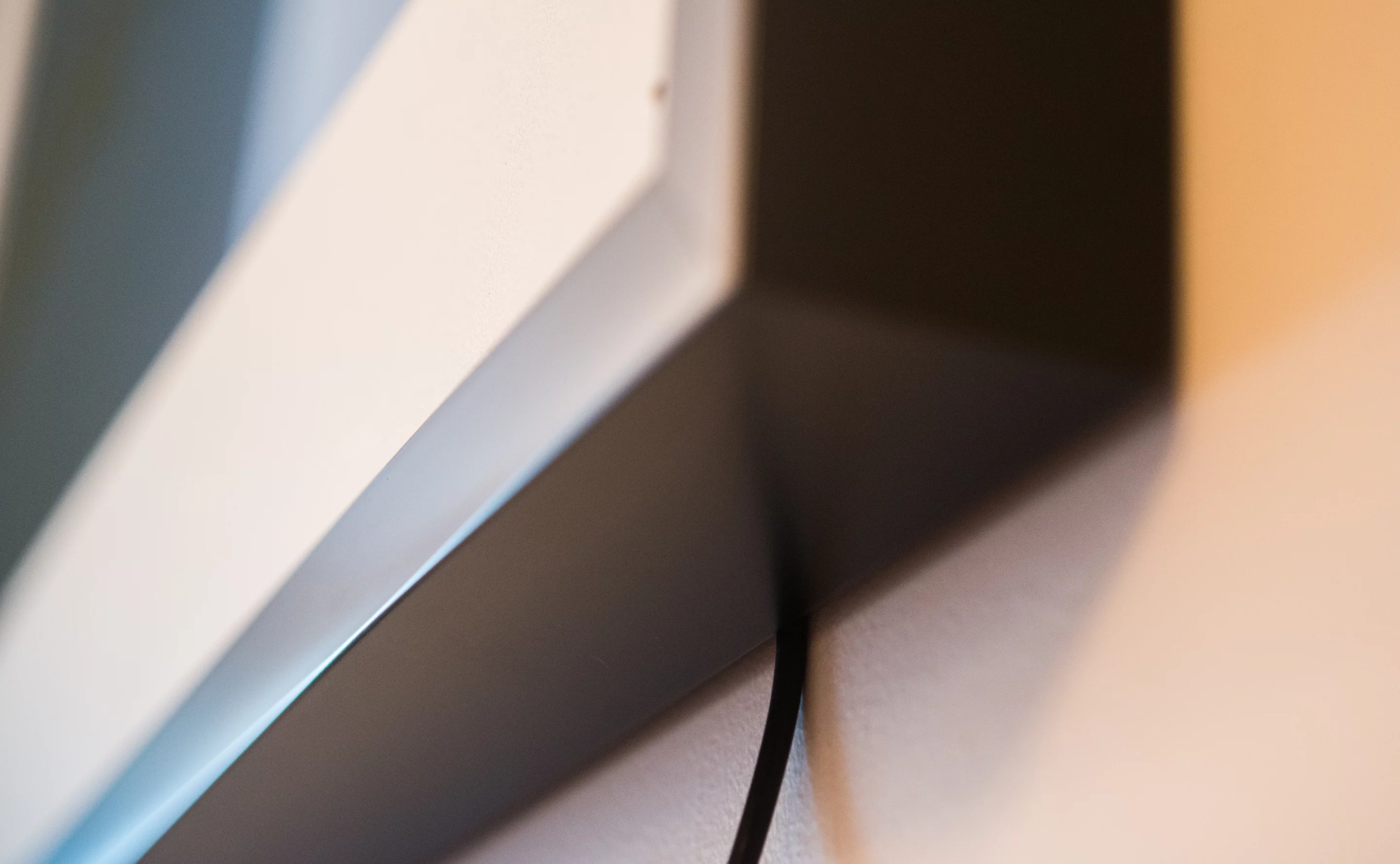 The standard power cable spoils the aesthetic of the Memento Smart Frame