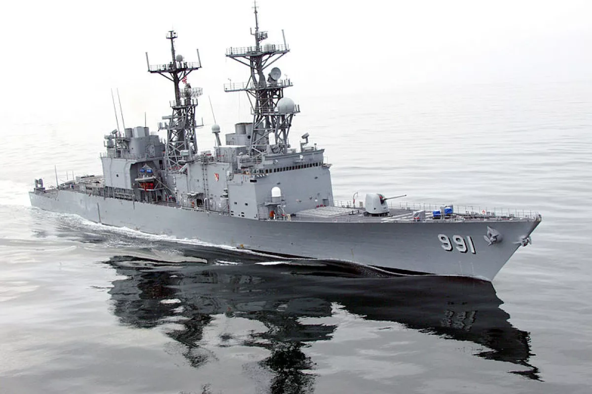 USS Fife, a Spruance-class destroyer powered by gas turbines